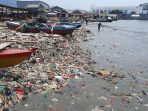 Penampakan sampah yang menggunung di wilayah Pantai Sukaraja, Teluk Betung Selatan, Bandar Lampung, Senin (25/10/2021)./FOTO: Tasya