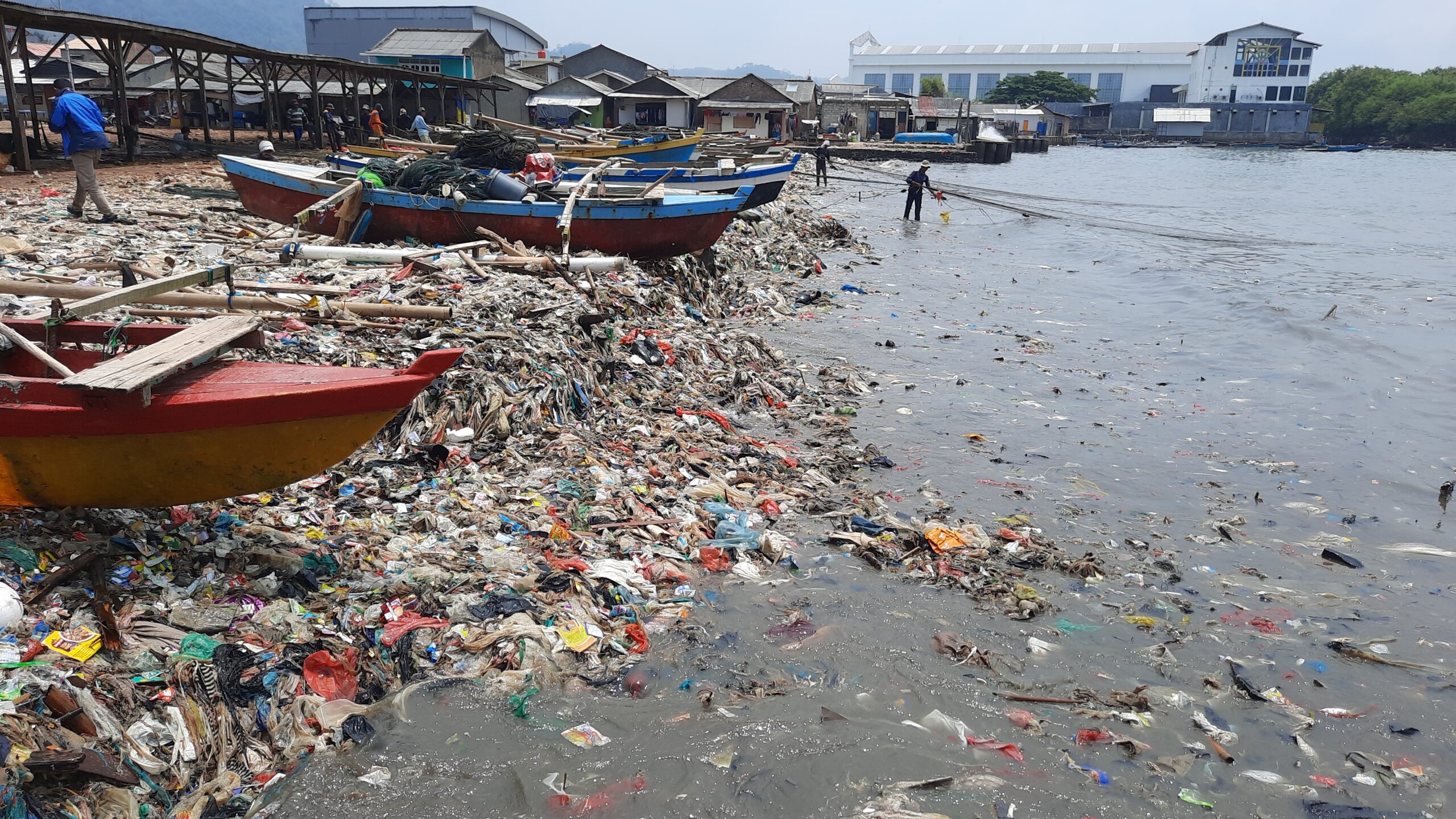 Penampakan sampah yang menggunung di wilayah Pantai Sukaraja, Teluk Betung Selatan, Bandar Lampung, Senin (25/10/2021)./FOTO: Tasya