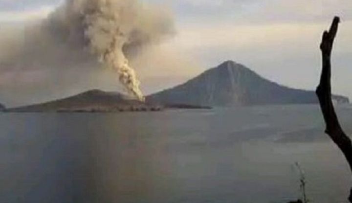 Gunung Anak Krakatau Kembali Erupsi Muntahkan Abu 1500 Meter 20220205 160044