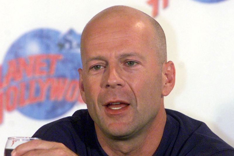 Bruce Willis pensiun dari dunia akting karena penyakit afasia
