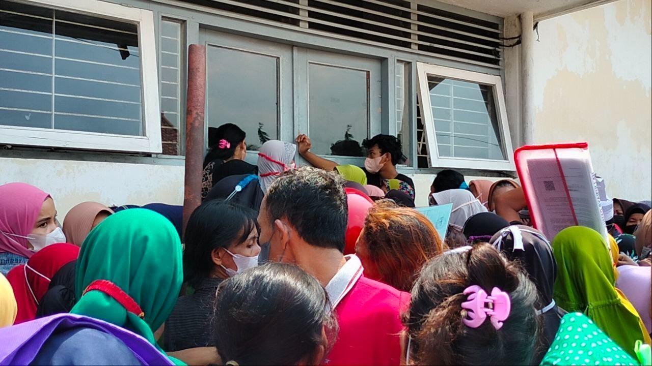 Suasana Kantor Pos di Bandar Lampung saat melayani penyaluran bansos