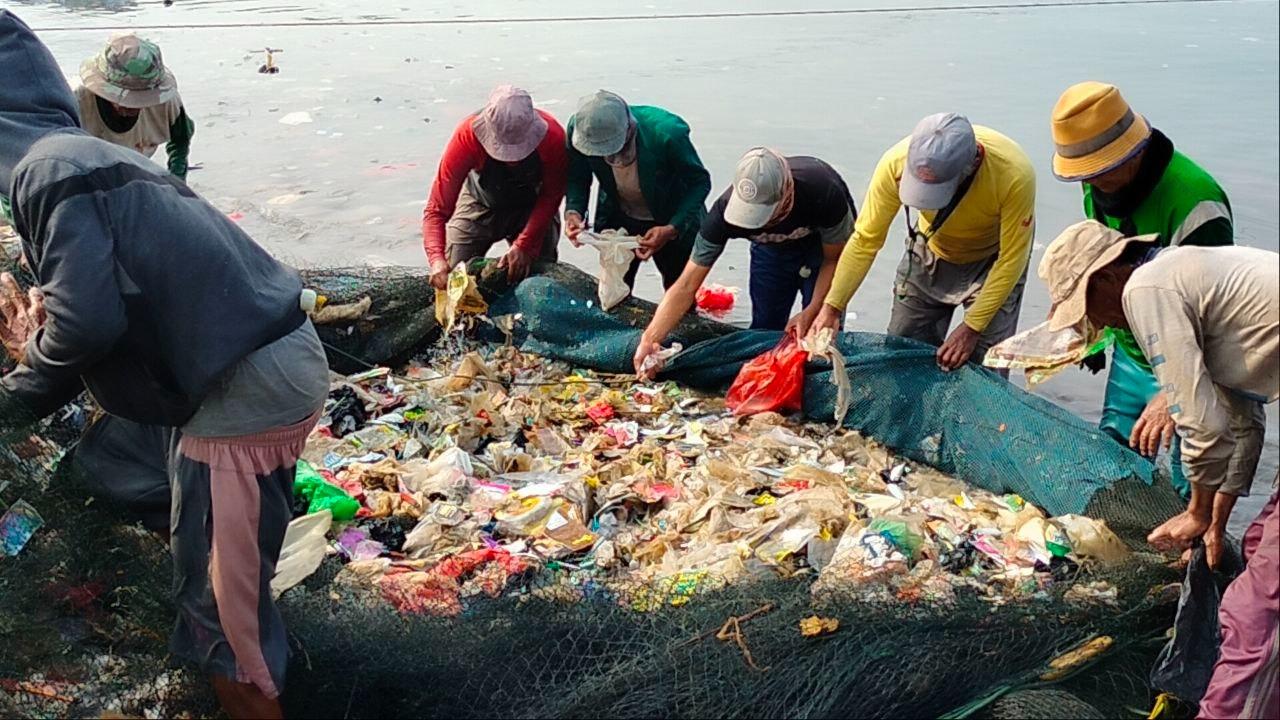 Nelayan sulit mendapatkan ikan karena tumpukan sampah dan cuaca buruk