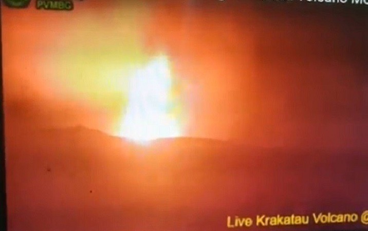 Gunung Anak Krakatau mengeluarkan lava pijar pada Jumat malam