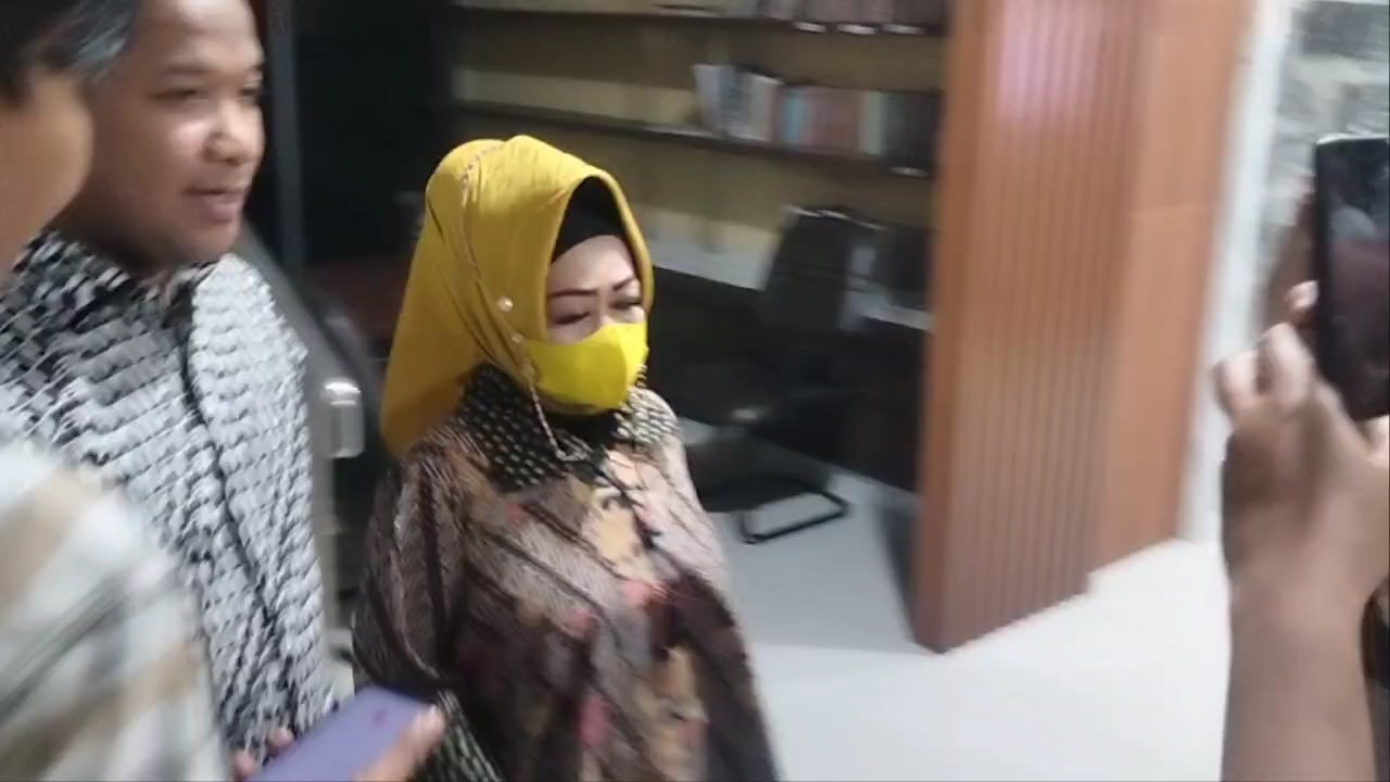 dr. Reihana usai diperiksa Tim Penyidik Tipikor Polda Lampung pada Senin (25/7/2022) malam (Foto : Dok DN)