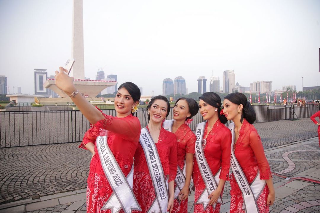 Pesona Cantik Putri Indonesia Dengan Kebaya Merah di Perayaan HUT ke-77 RI