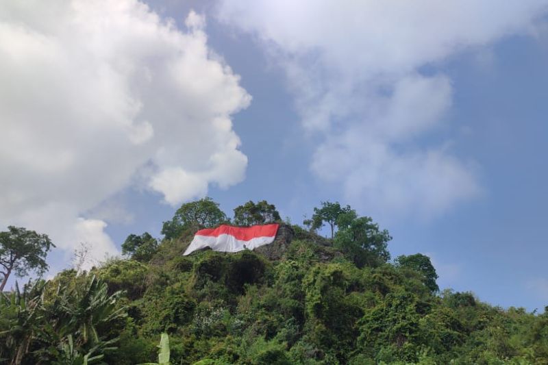 Relawan Bersama TNI & Polri Kibarkan Merah Putih di Tebing Spagoh