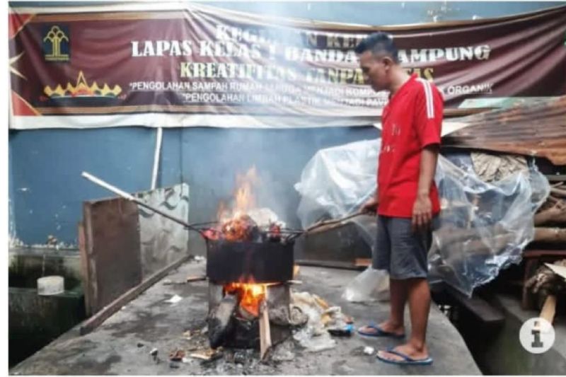 Warga Binaan Lapas Bandar Lampung Ubah Sampah Jadi Paving Blok