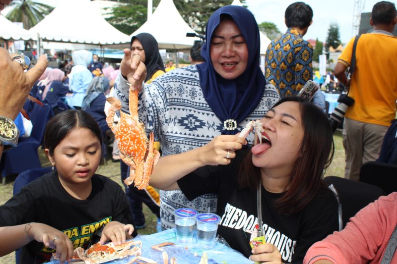 Peringati Hari Ikan Nasional, Lampung Gelar Makan Rajungan Satu Ton