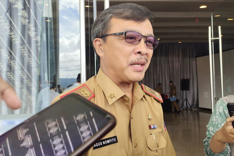 Kepala Dinas Tenaga Kerja Provinsi Lampung Agus Nompitu saat memberi keterangan. Bandarlampung,