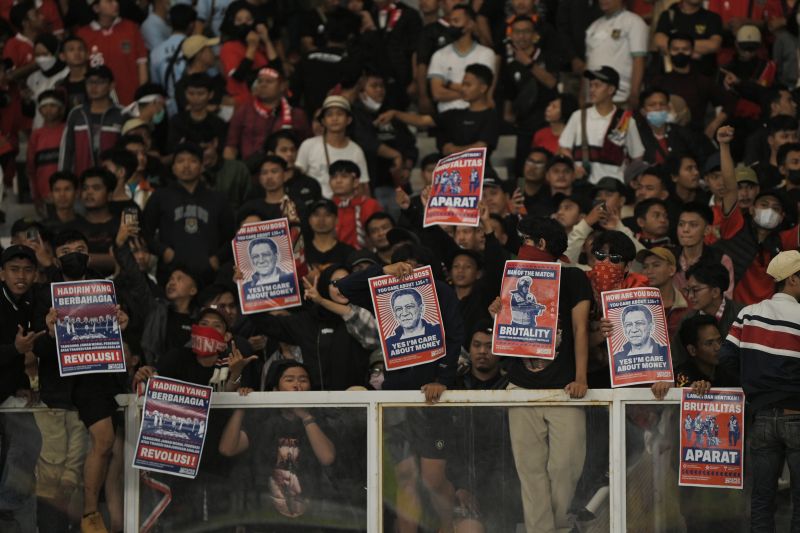 Suporter bentangkan poster dalam pertandingan Piala AFF 2022 antara Indonesia vs Thailand di GBK