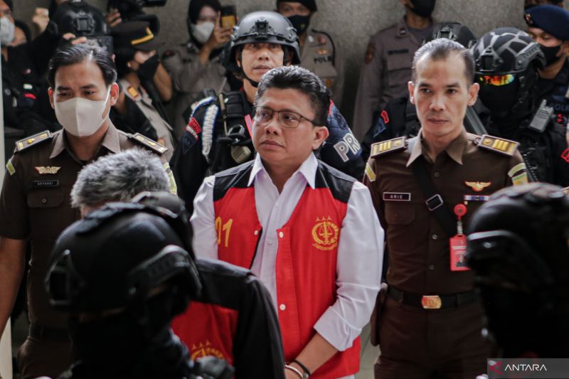 Terdakwa kasus pembunuhan berencana terhadap Nofriansyah Yousa Hutabarat atau Brigadir J, Ferdy Sambo (kedua kanan) berjalan menuju ruang sidang di Pengadian Negeri Jakarta Selatan, Jakarta, Selasa (17/1/2023). (Ant)