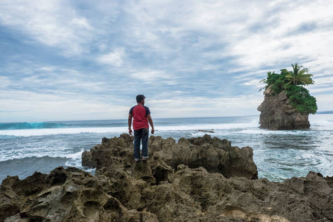 Panorama Batu Guri Pulau Pisang Dengan Batu Karang Menawan