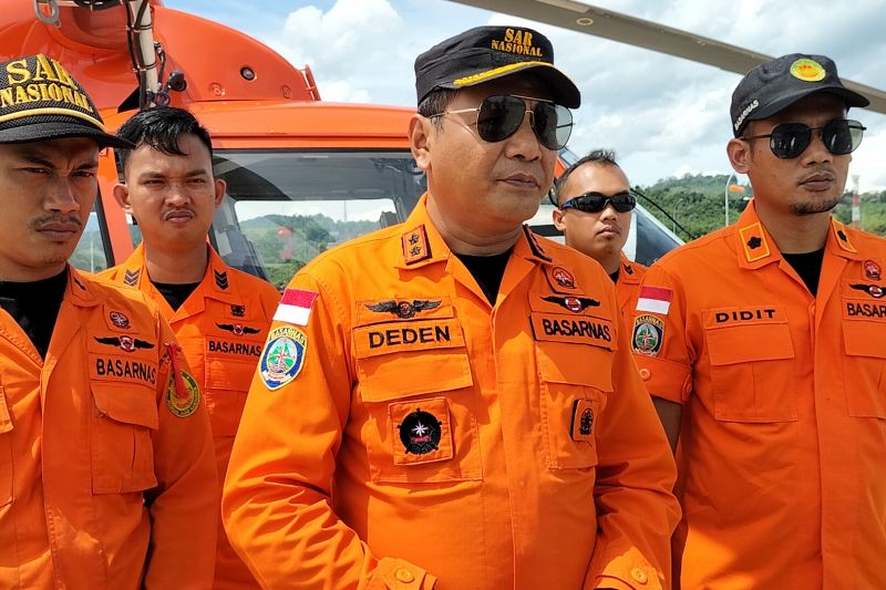 Kepala Kantor Basarnas Lampung Deden Ridwansah saat diwawancarai di Pelabuhan Bakauheni, Lampung Selatan.