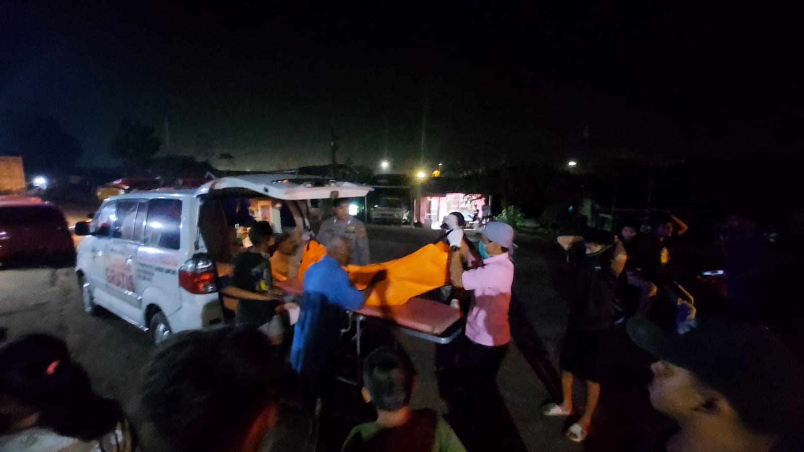 Seorang pria berinisial H (22) tewas mengenaskan terlindas kereta api babaranjang di Kelurahan Pidada, Kecamatan Panjang, korban ditemukan warga pada Rabu (25/1/2023) sekitar pukul 23.00 WIB. Kamis (26/1/2023)