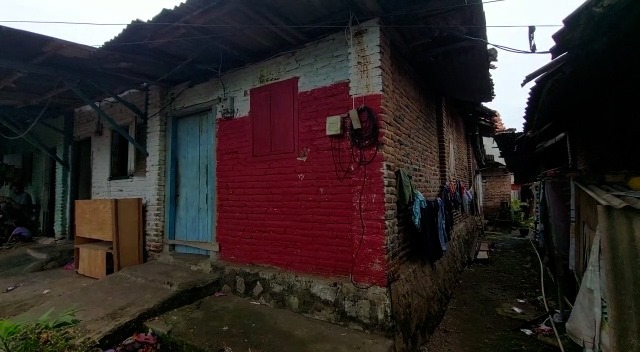 Rumah yang menjadi tempat penyekapan seorang perempuan beserta anaknya warga Kelurahan Kedamaian, Bandar Lampung disekap oleh  suaminya. Selasa (31/1/2023)