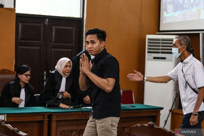 Terdakwa Richard Eliezer atau Bharada E menyapa pengunjung (kiri) usai menjalani sidang lanjutan dalam kasus pembunuhan berencana terhadap Brigadir Nopriansyah Yosua Hutabarat di Pengadilan Negeri Jakarta Selatan, Jakarta, Rabu (11/1/2023). (Ant)