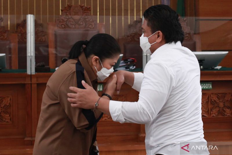 Terdakwa kasus pembunuhan berencana Brigadir Yosua Hutabarat, Putri Candrawathi (kiri), mencium tangan suaminya, Ferdy Sambo (kanan), setibanya di ruang sidang Pengadilan Negeri Jakarta Selatan, Jakarta, Kamis (29/12/2022) (Ant)