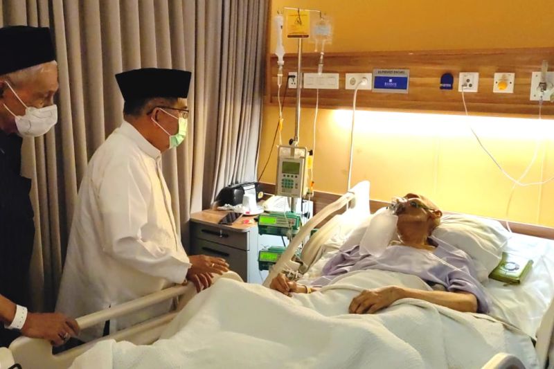 Wakil presiden ke-10 dan ke-12 RI Jusuf Kalla (JK) ketika menjenguk KH Ali Yafie.(ANT)