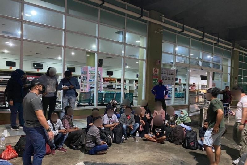 Departemen Imigrasi Malaysia (JIM) menahan 63 WNI yang diduga masuk secara ilegal ke Malaysia dalam Operasi Kenyalang di Bintulu, Sarawak (17/2/2022)