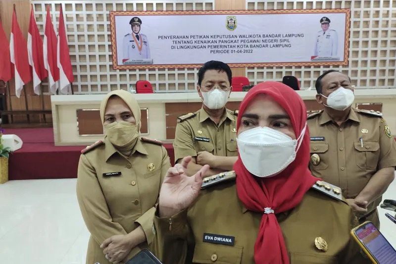 Wali Kota Bandar Lampung Eva Dwiana meminta kepada seluruh masyarakat khususnya orang tua jangan sampai lengah dalam mengawasi dan lebih berhati-hati menjaga anak-ana