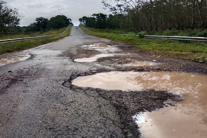 Jalan Perbatasan Bandarlampung-Sabah Balau Yang Rusak Parah