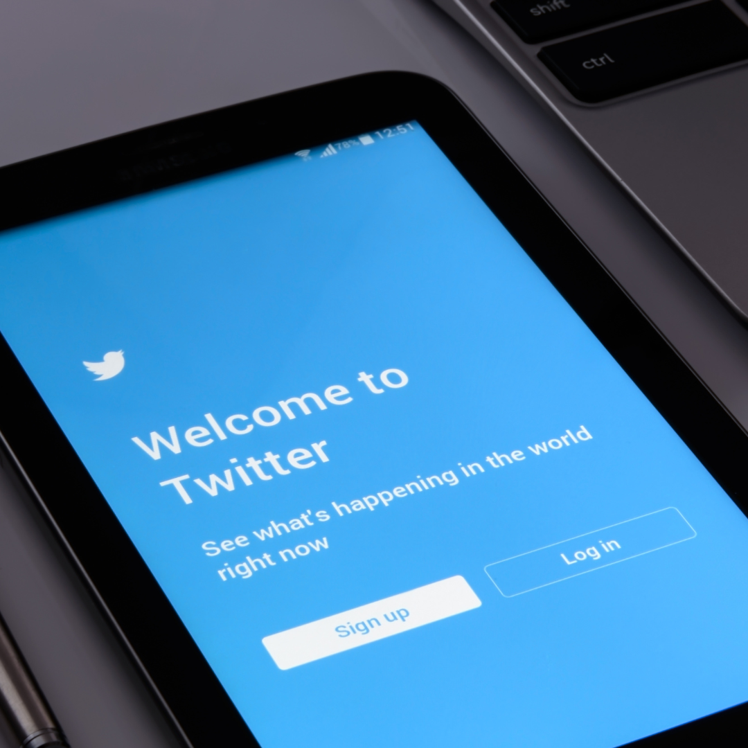 Platform media sosial, Twitter, secara resmi mengumumkan tanda "centang biru", tanda akun terverifikasi, hilang bagi pemilik akun yang tidak berlangganan.