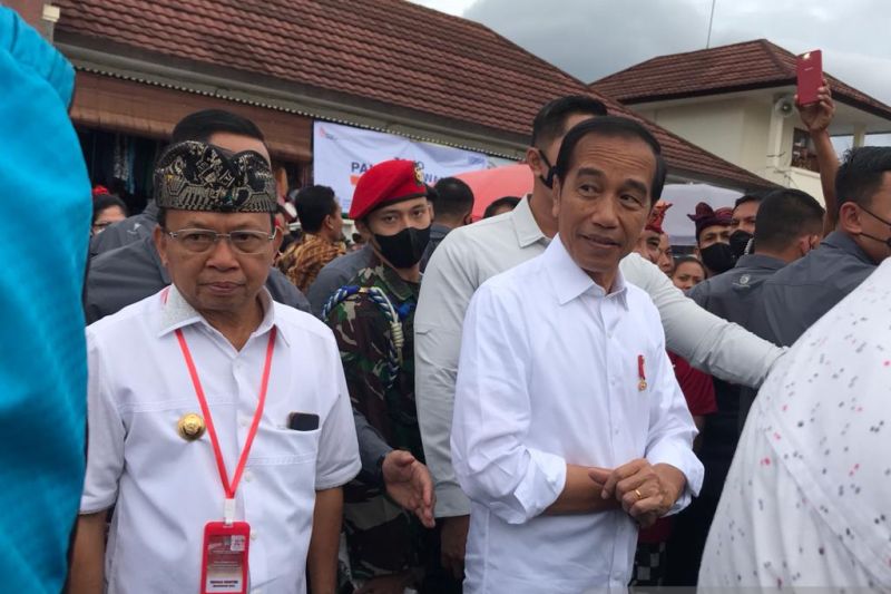 Presiden Joko Widodo didampingi Gubernur Bali I Wayan Koster saat mengunjungi Pasar Baturiti, Tabanan, Bali, Kamis (2/2/2023). (Ant)