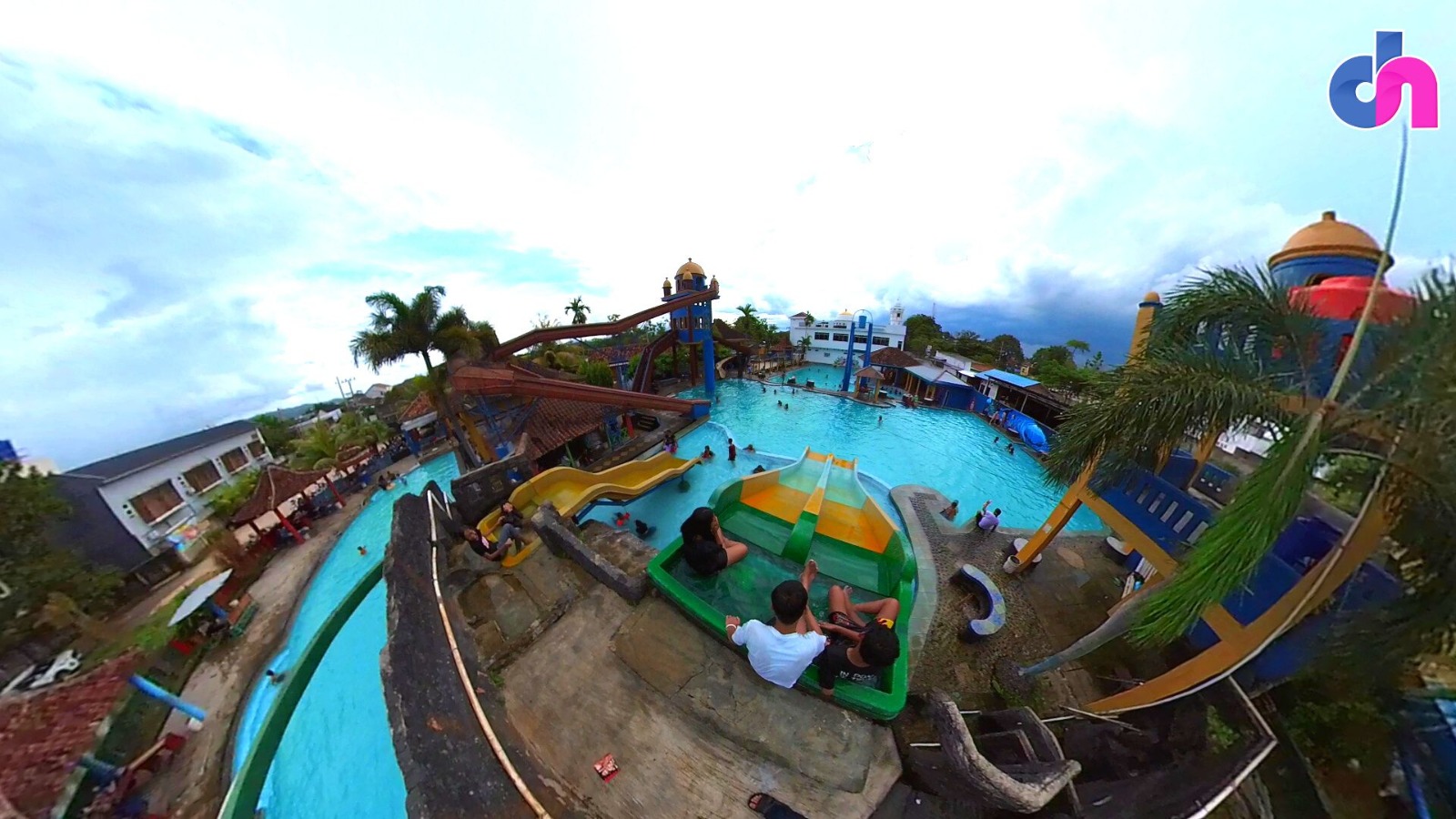 Kharisma Swiming Pool (KSP) yang berdiri sejak tahun 2003 ini menjadi salah satu lokasi wisata air bagi warga Bandar Lampung yang ingin menghabiskan waktu bersama keluarga. Jumat (3/2/2023)