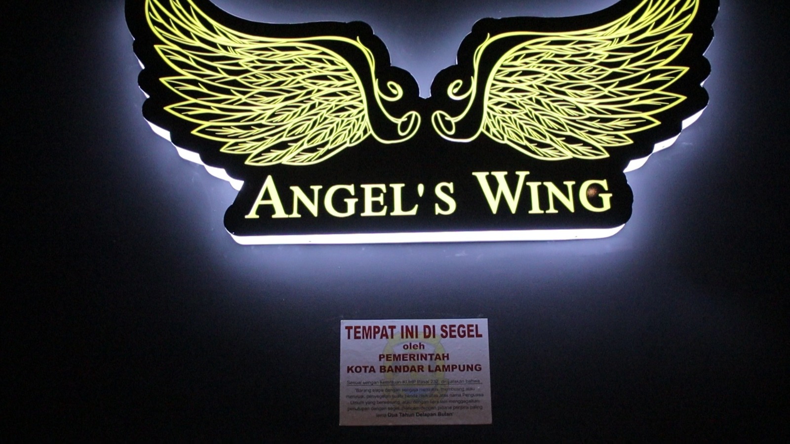 Pemerintah Kota (Pemkot) Bandar Lampung secara resmi telah menutup tempat hiburan malam THM Angel’s Wing di Jalan Raden Intan disegel pemerintah kota Bandar Lampung, pada Sabtu (4/2/2023) malam.