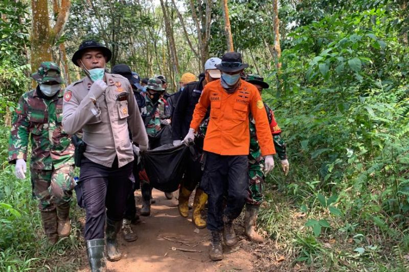 Proses penemuan korban longsor di Kecamatan Banjit, Kabupaten Waykanan Lampung oleh tim gabungan.