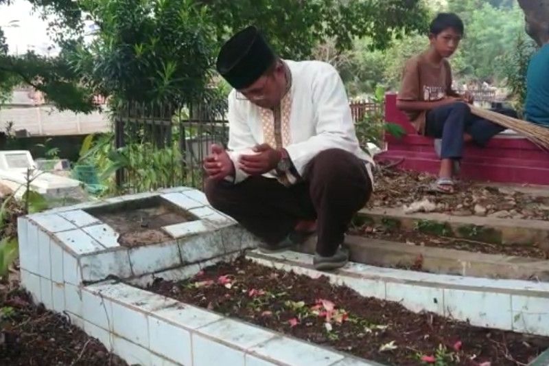 Warga tengah mengunjungi makam kerabatnya di TPU Kota Bandar Lampung