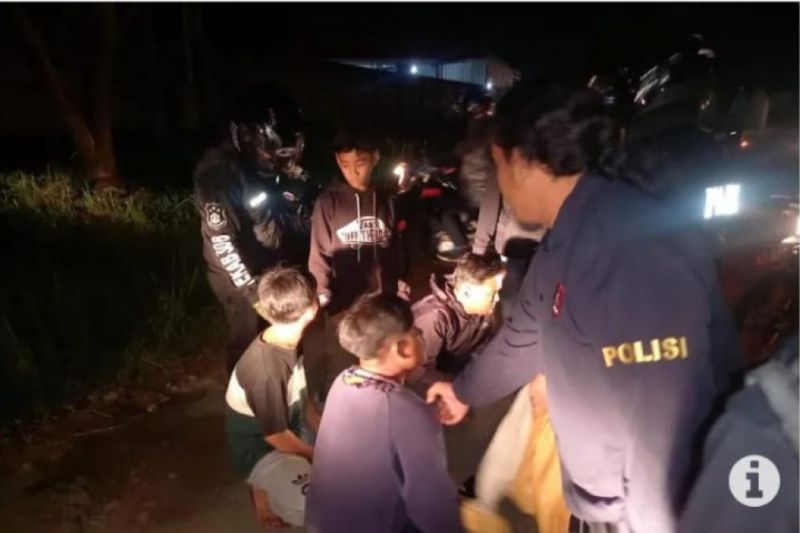 Diduga hendak terlibat aksi tawuran  Tim Walet Samapta Polresta Bandar Lampung menahan  tujuh orang remaja pada Sabtu (25/3) malam.
