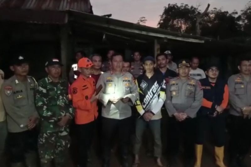 Kapolres Lampung Barat, AKBP Heri Sugeng bersama warga meninjau lokasi longsor di Desa Sidomulyo, Kecamatan Pagar Dewa, Kabupaten Lampung Barat.