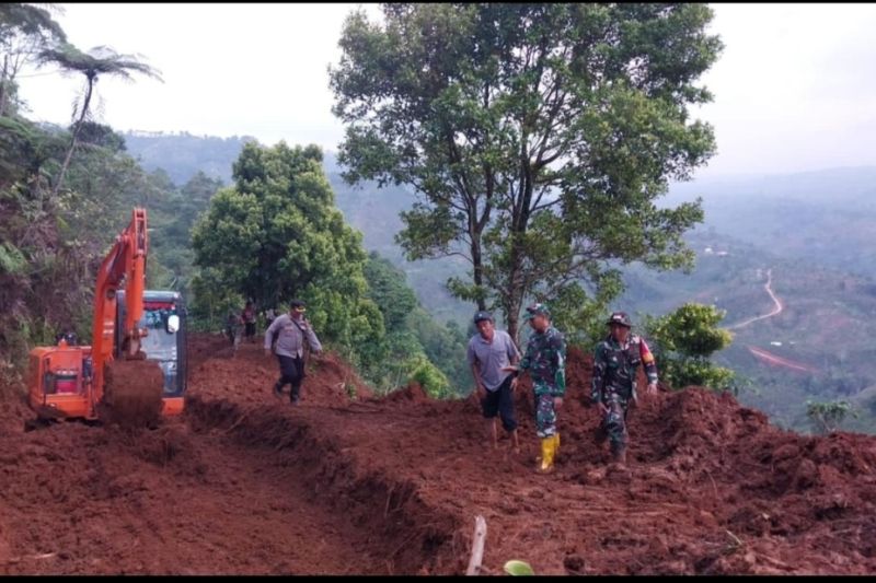 Jalan utama di Lampung Barat kembali dibuka usai tertimbun tanah longsor