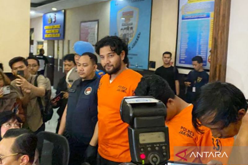 Ammar Zoni mengenakan baju tahanan usai ditetapkan tersangka penyalahgunaan narkoba, Jakarta, Jumat (10/3/2023). ANT