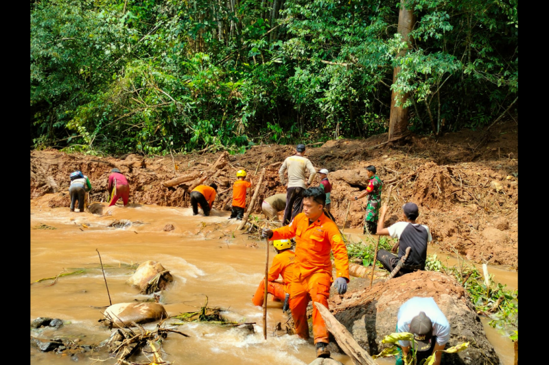 Petugas berupaya menemukan warga yang dilaporkan hilang setelah tanah longsor di Kabupaten Way Kanan, Provinsi Lampung