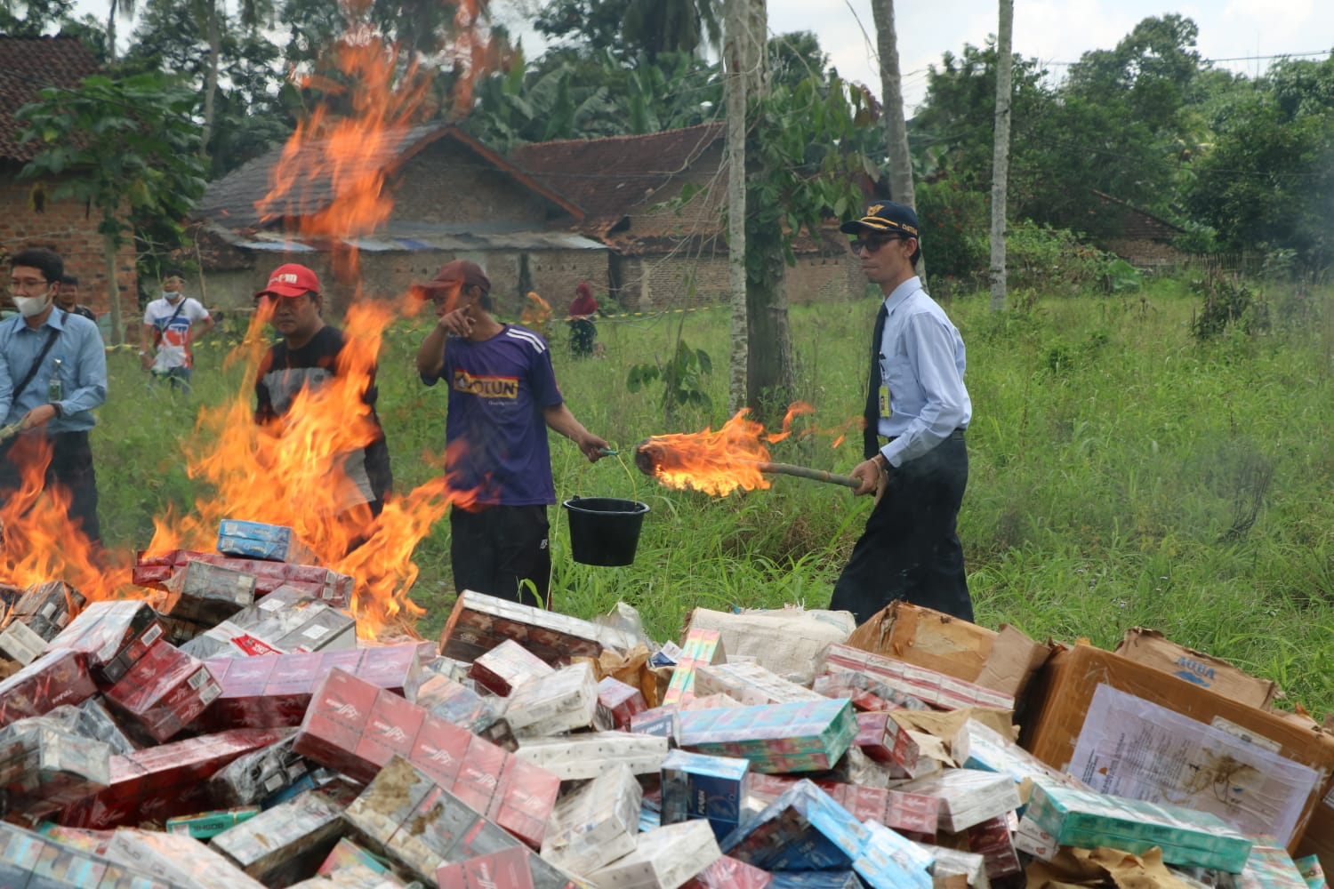 Bea Cukai Sumatera Bagian Barat (Sumbagbar) musnahkan 13,7 juta batang rokok ilegal dan minuman mengandung etil alkohol (MMEA) sebanyak 100,92 liter, pada Rabu(1/3/2023).