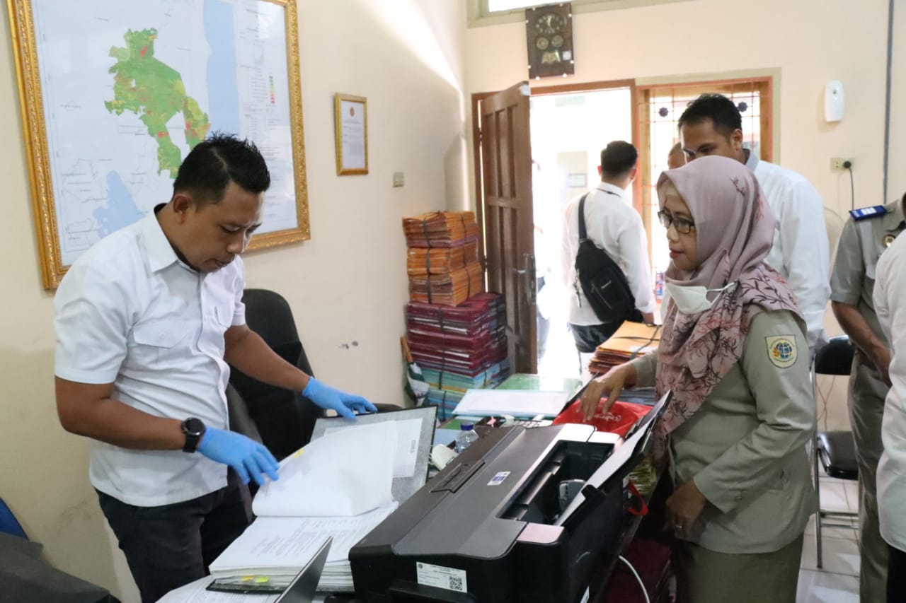 Polda Lampung geledah Kantor BPN Lampung Timur terkait kasus korupsi bendungan Margatiga pada Senin (13/3/2023)