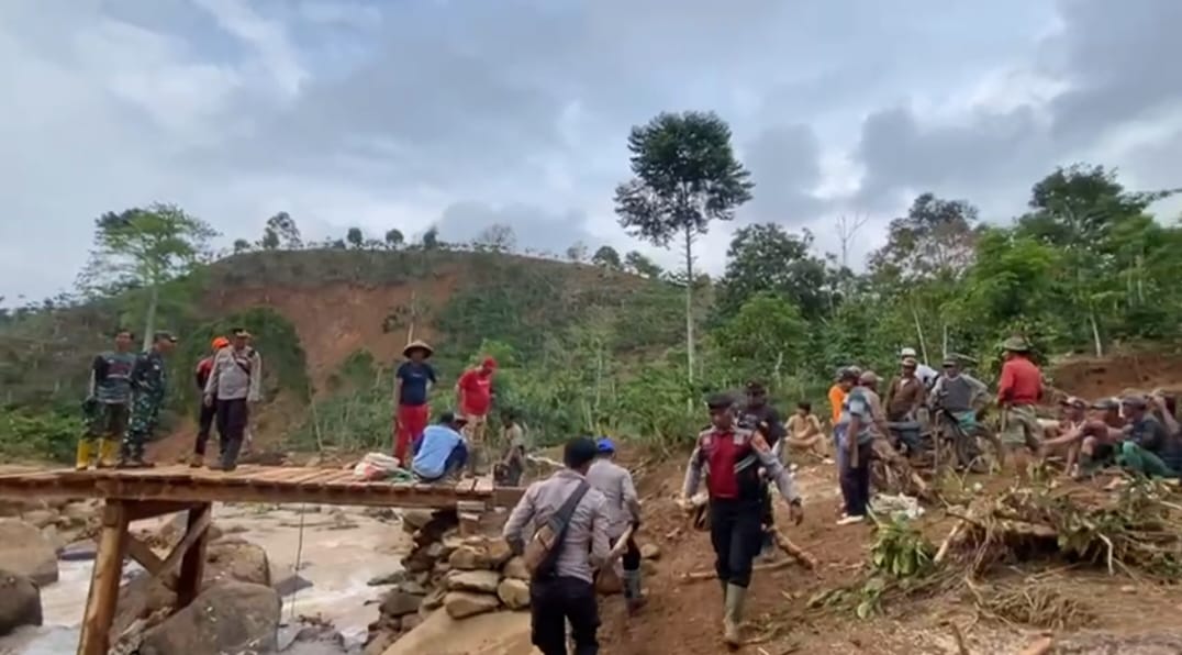 Perbaikan jalan pascatanah longsor terus dilakukan, secara bersama-sama aparat gangungan  membuat jembatan penghubung antar pemangku di Pekon Sidomulyo Kecamatan Pagar Dewa, Kabupaten Lampung Barat.