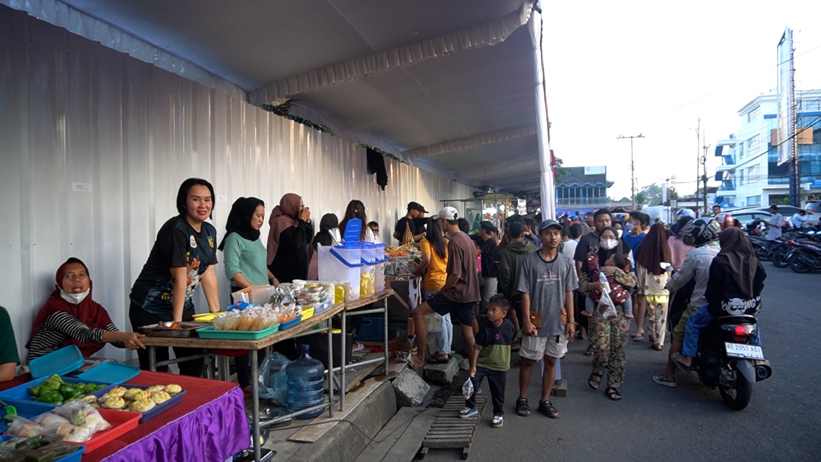 Hari pertama Ramadhan tahun 1444 Hijriah masyarakat Kota Bandar Lampung beramai-ramai datang ke Taman Gajah yang berlokasi di Jalan Sriwijaya,