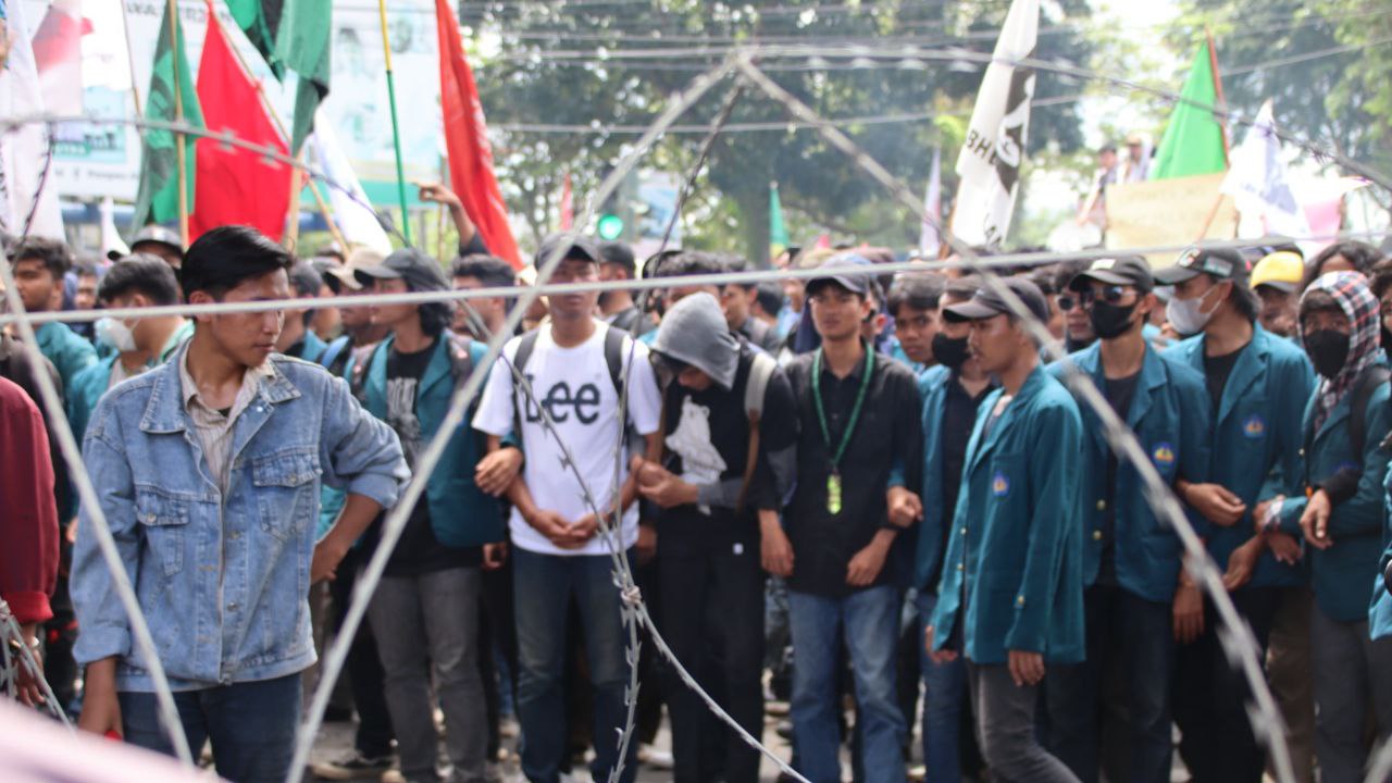 Direktur Lembaga Bantuan Hukum(LBH) Sumaindra Jarwadi menyatakan, dalam aksi mahasiswa yang menuntut pencabutan UU Cipta Kerja di depan gedung DPRD Provinsi Lampung diduga terjadi pemukulan.