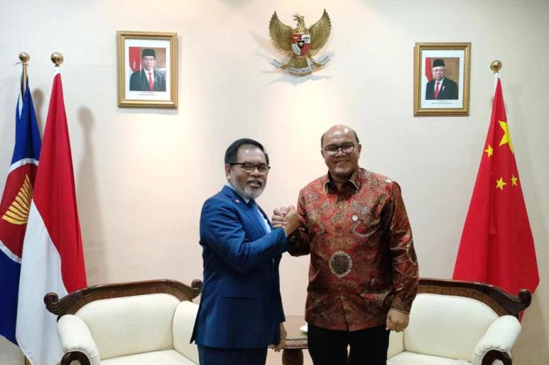Duta Besar RI untuk China Djauhari Oratmangun (kiri) saat menerima kunjungan Komite Eksekutif Komite Olimpiade Indonesia (KOI) Jadi Rajagukguk di Beijing, Kamis (27/4/2023)