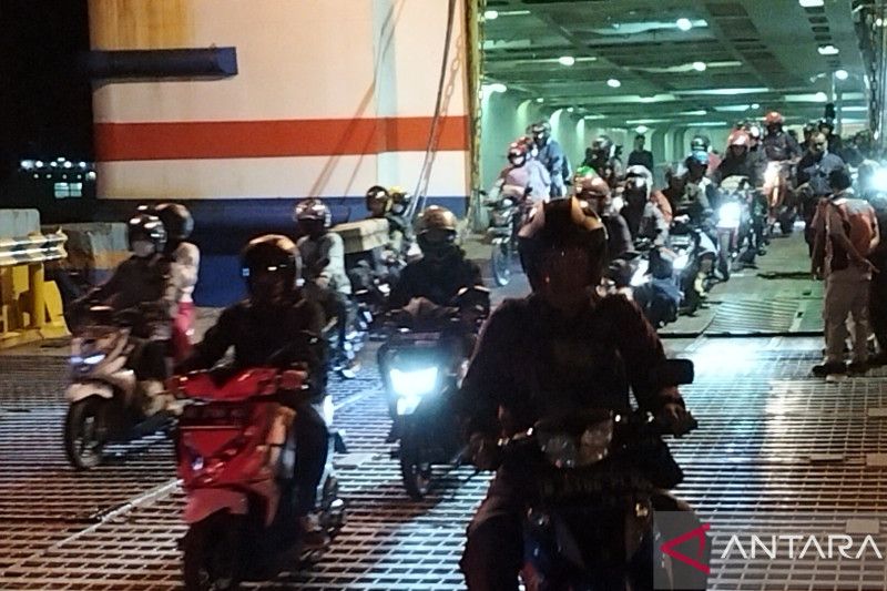 Polres Lampung Selatan memperketat pemeriksaan tiket kapal penyeberangan untuk mengantisipasi adanya penumpang gelap yang ingin menyeberang dari Pelabuhan