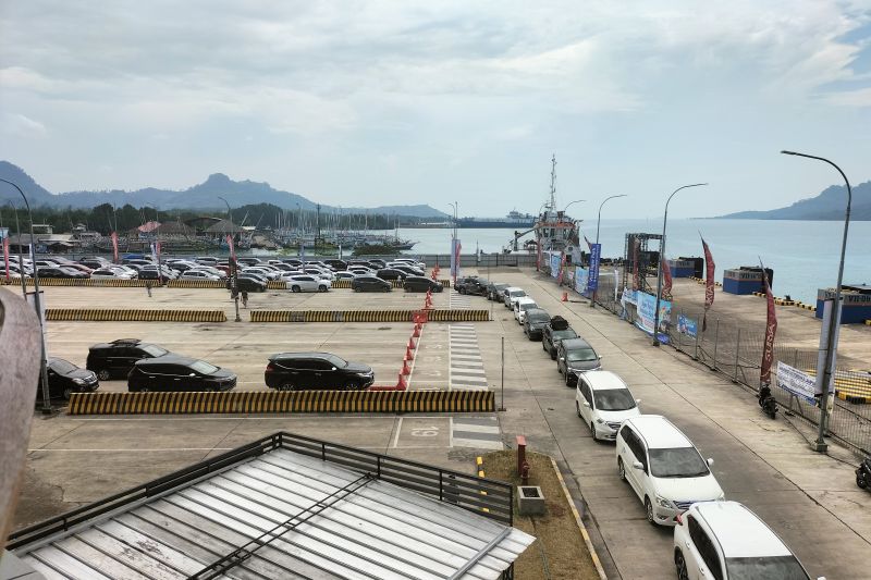 Ratusan Kendaraan Roda Empat Padati Pelabuhan Bakauheni