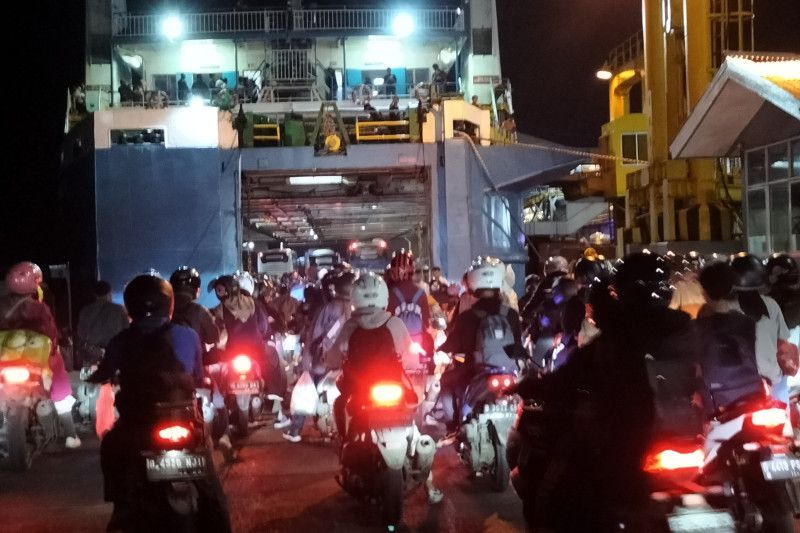 Pelabuhan Bakauheni, Lampung Selatan, Lampung masih dipadati ratusan kendaraan roda empat yang hendak kembali menyeberang menuju Pelabuhan Merak