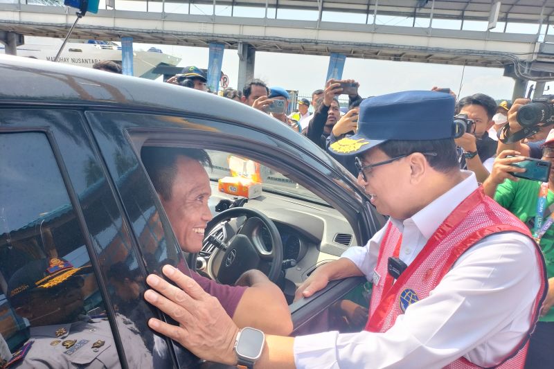 Menteri Perhubungan Budi Karya Sumadi menyapa pemilir yang menggunakan mobil pribadi di Pelabuhan Penyeberangan Bakauheni, Lampung Selatan, Lampung, Jumat (28/4/2023)