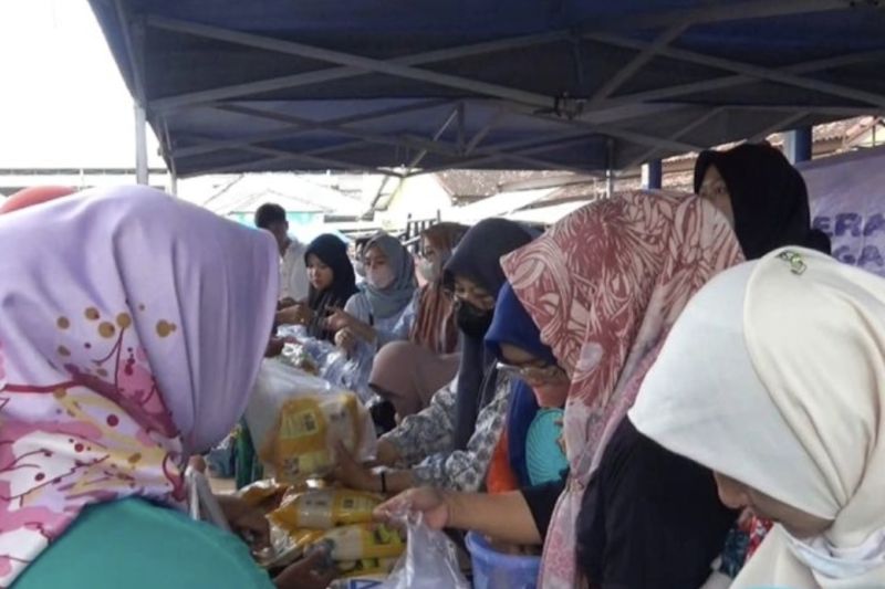 Dinas Perdagangan (Disdag) Kota Metro menggelar pasar murah di halaman Pasar Tejoagung, Metro Timur, Lampung, untuk mencegah kenaikan harga bahan pokok menjelang Hari Raya Idul Fitri 1444 Hijriah.