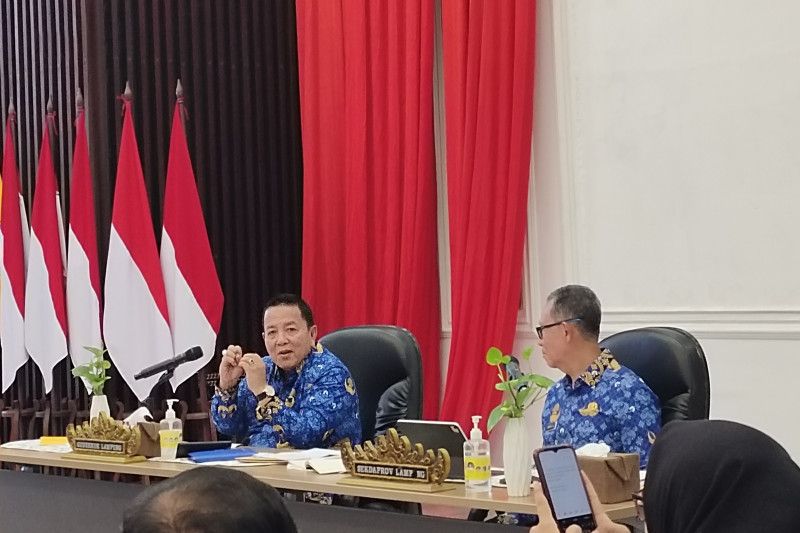 Gubernur Lampung Arinal Djunaidi bersama Sekretaris Daerah Provinsi Lampung Fahrizal Darminto saat memberikan klarifikasi. Bandarlampung, Senin (17/4/2023).
