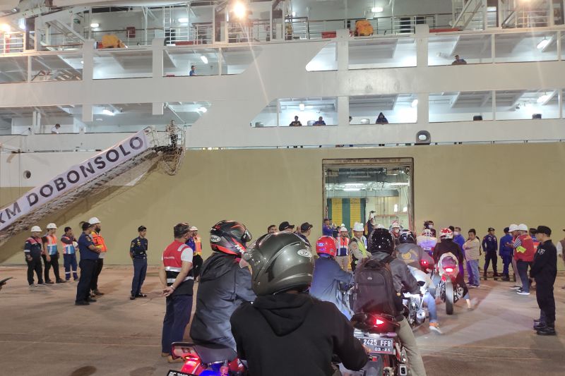 - Kantor Kesyahbandaran dan Otoritas Pelabuhan (KSOP) Panjang, mengatakan bahwa terdapat 101 pemilir bersepeda motor berangkat dari Pelabuhan Panjang