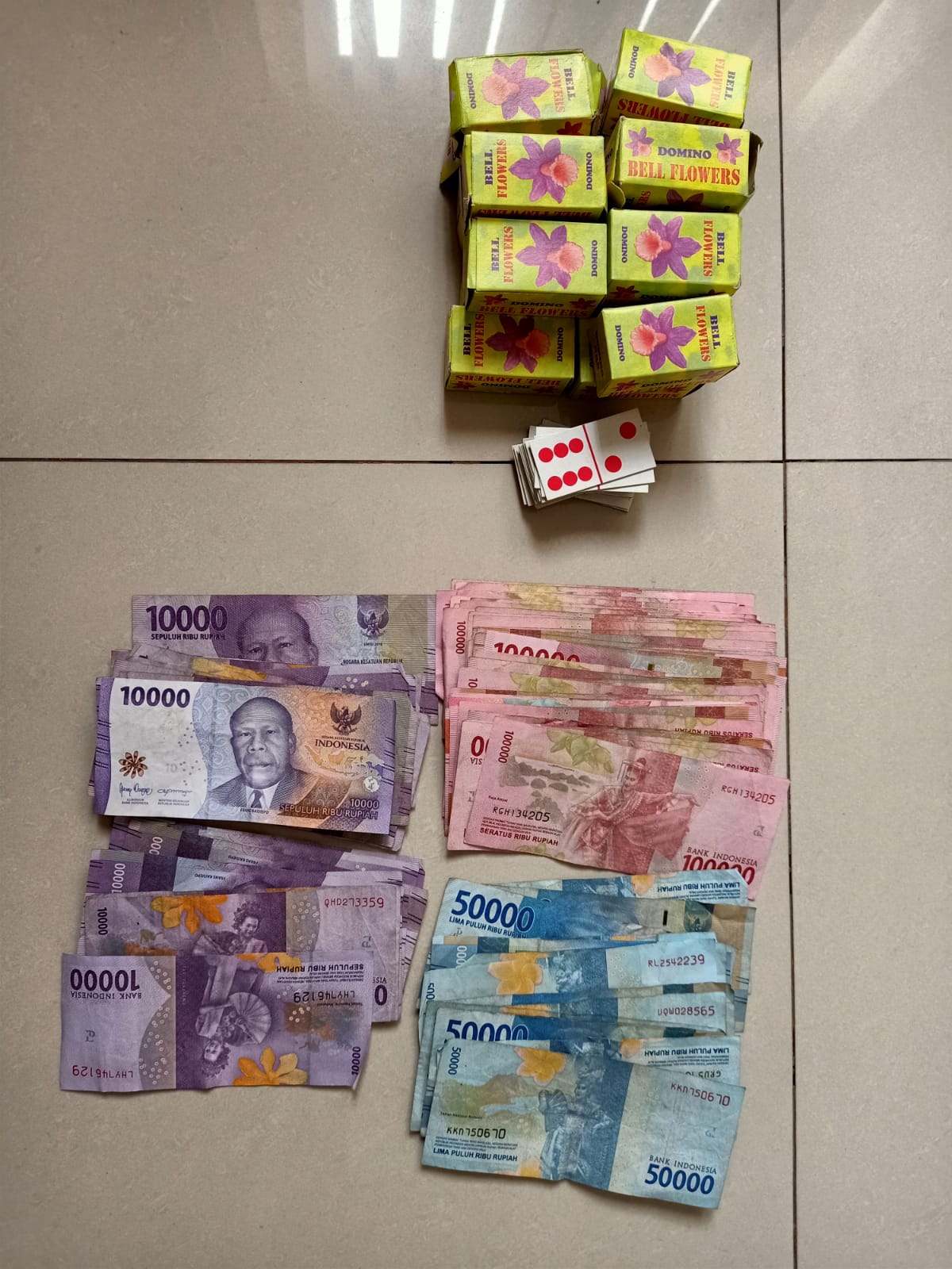 Barang bukti kartu domino dan uang tunai yang amankan saat penggerebakan perjudian di Lampung Selatan
